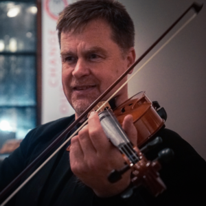 Peter Sulski playing violin