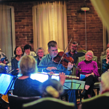CAFE CONCERTS Peter Sulski and audience